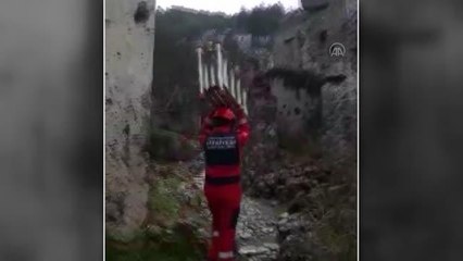 Son dakika! Boş su kuyusuna düşen kuzuyu itfaiye ekipleri kurtardı