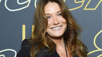 VOICI : Carla Bruni : à 54 ans, elle se dévoile sans maquillage au saut du lit