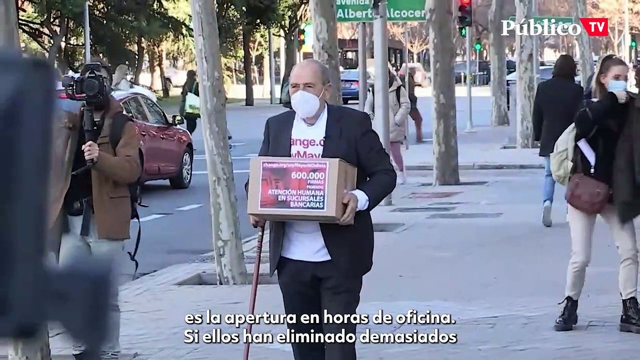 El impulsor de la campaña para un trato más humano a las personas mayores en los bancos: "Es una llamada a evitar la exclusión"