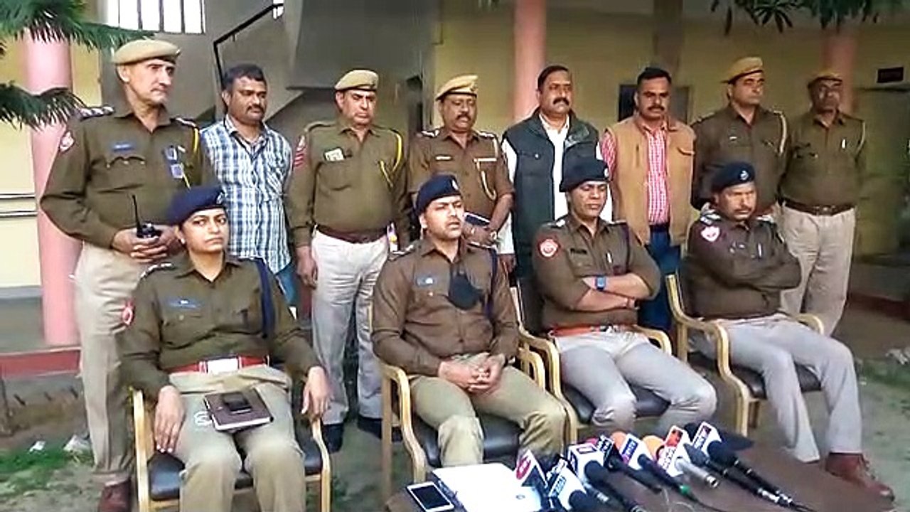 सोने की पांच चैन, 18 मोबाइल, दो पहिया चार वाहन,...