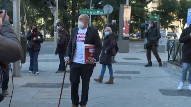 Carlos San Juan entrega 600.000 firmas en el Ministerio de Economía y el Banco de España