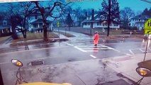 Cette policière évite à une étudiante de se faire renverser par une voiture (États-Unis)