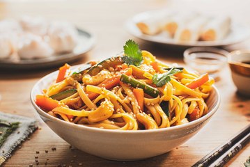 Tallarines chinos con verduras - Cocina Fácil