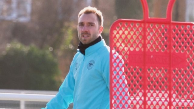 Huit mois après son arrêt cardiaque, le footballeur Eriksen, équipé d'un défibrillateur, rechausse les crampons