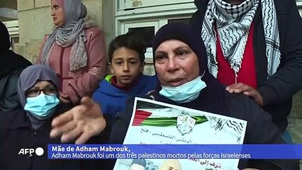 Multidão participa de funeral de palestinos mortos em ataque israelense
