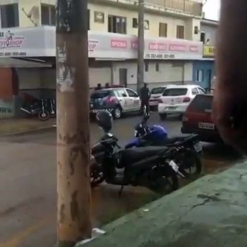 Polícia aborda casal que tem relações sexuais em avenida pública