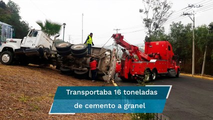 Vuelca pipa cargada de cemento en Atizapán, cerca de Presa Madín