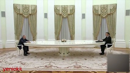 Sosyal medyada patlayan video! Putin ve Macron'un 'uzun masa' görüşmesi böyle dalga konusu oldu