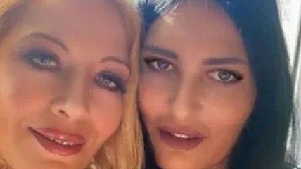 Sylvie Ortega déchaînée aux côtés de Darina, la fille de Sylvie Vartan,...