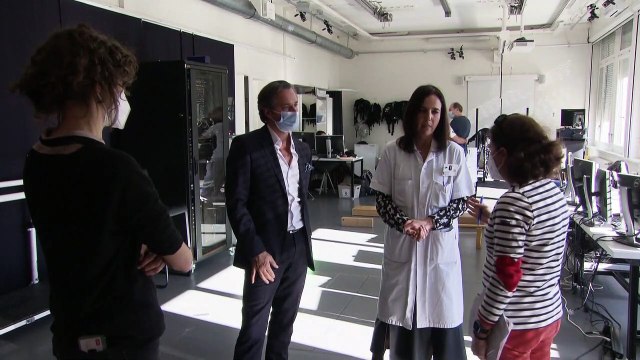 Tres pacientes parapléjicos logran andar con un implante en la médula espinal