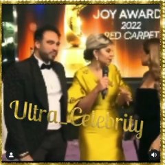 لحظة سقوط أيتن عامر في مهرجان Joy Awards: رد فعل بوسي شلبي يثير الجدل