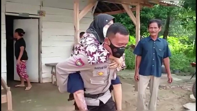 Bhabin Kamtimnas membantu warga mendapatkan kaki palsu