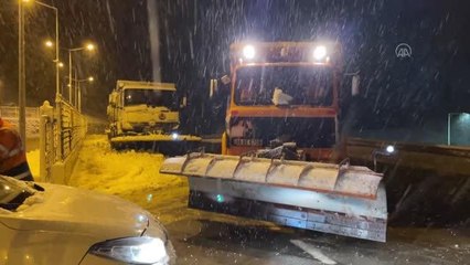 İzmir-Manisa kara yolunda kar etkili oldu