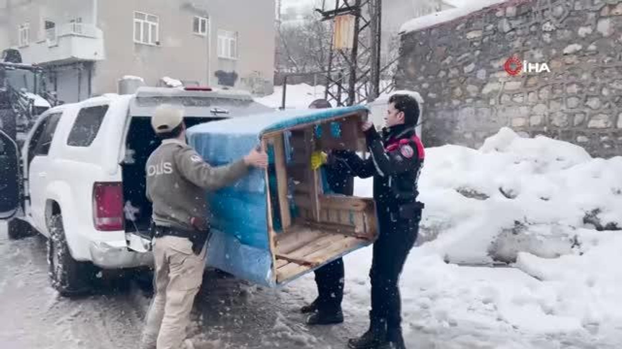 Güvenlik güçleri sokak hayvanları için Uludere ilçesine kulübe bıraktı