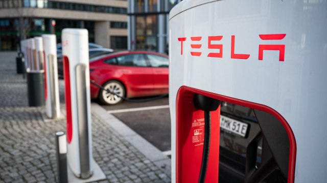 Tesla a discrètement retiré un composant de dizaines de milliers de voitures