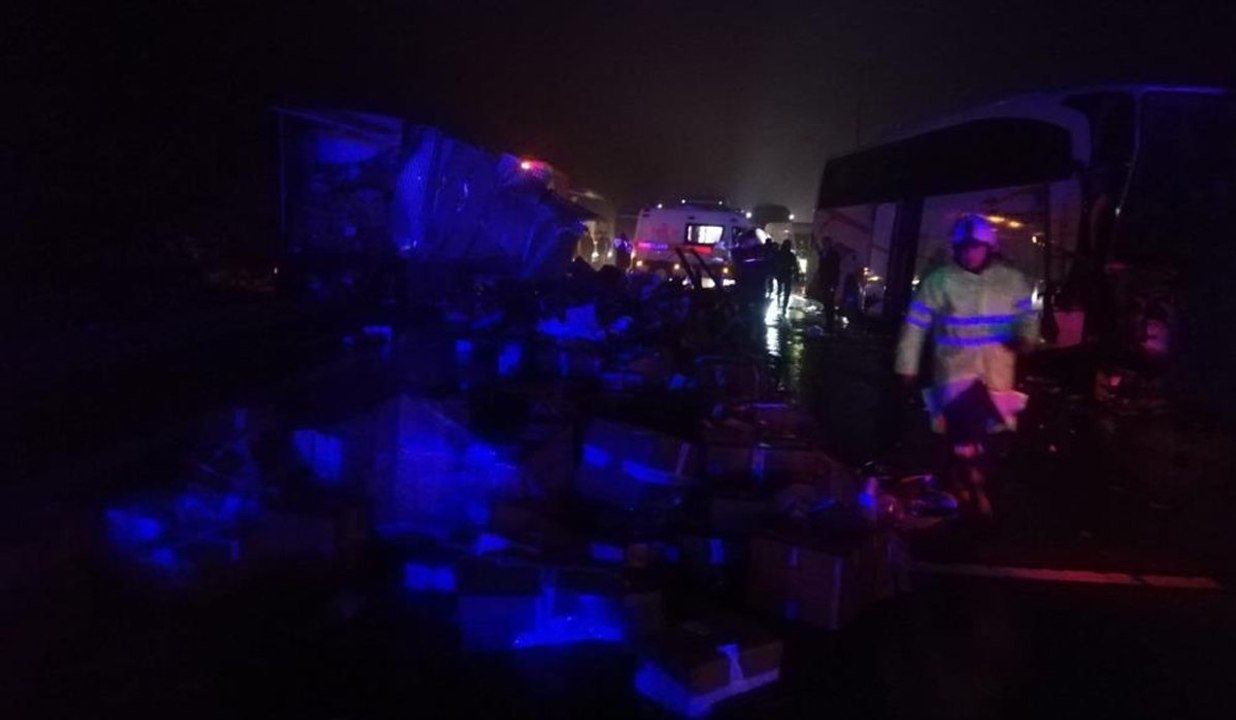 TEM otoyolunda yolcu otobüsü TIR'a çarptı: 1 ölü, 13 yaralı