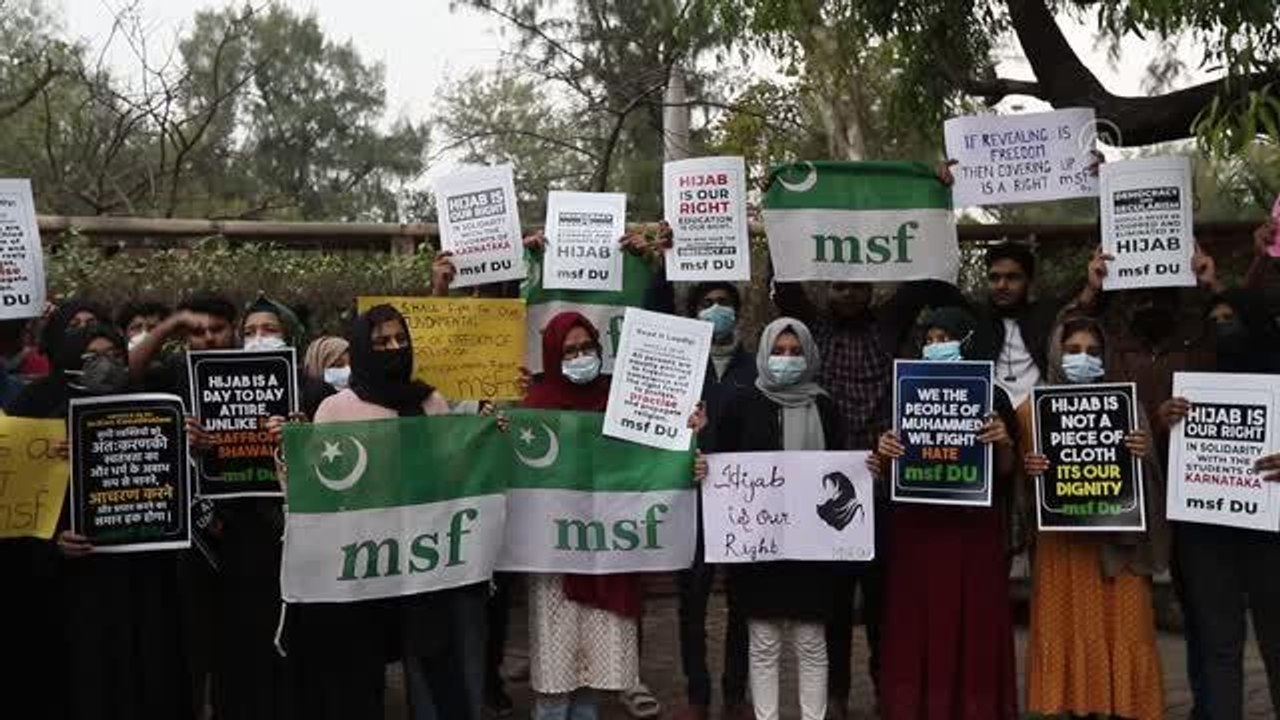 YENİ DELHİ - Müslüman Öğrenci Federasyonu üyeleri başörtüsü yasağını protesto etti