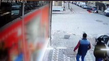 Sultangazi'de dehşet anları kamerada: Arkadaşını pompalı tüfekle vurdu