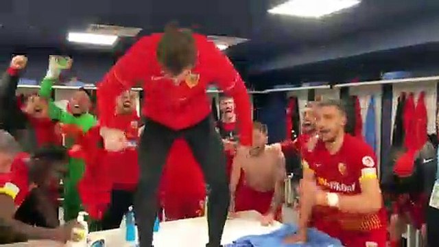 Kayserispor'un soyunma odasında galibiyet sevinci