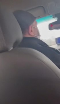 TAKSİCİ İLE YOLCULARI ARASINDAKİ KISA MESAFE TARTIŞMASI KAMERADA