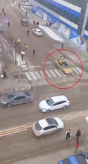 Hacizli taksisini bağlamak isteyen trafik polisini 15 metre sürükledi