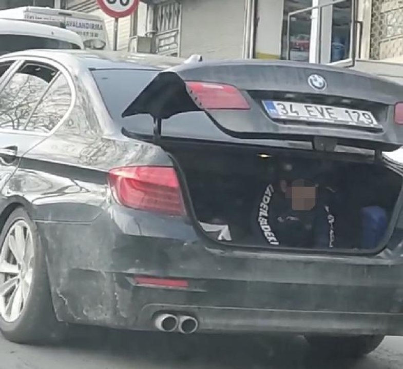 ESENLER'DE AKILALMAZ İHMAL; ÇOCUĞU KAPAĞI AÇIK BAGAJDA TAŞIDILAR