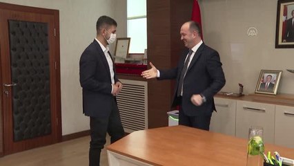 MKE Genel Müdürü Yasin Akdere, kurum çalışanı şampiyon kick boksçu Furkan Yenigün'ü kabul etti