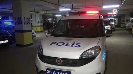 Hacizli taksisini bağlamak isteyen trafik polisini 15 metre sürükledi