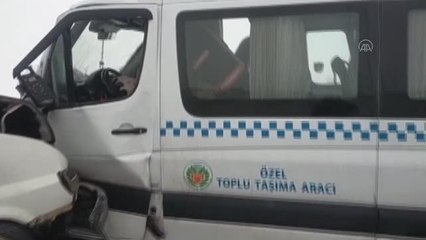 Yolcu minibüsü ile kamyonet çarpıştı, 9 kişi yaralandı
