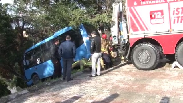 Üsküdar’da freni boşalan minibüs, rampadan E-5 kenarına uçtu