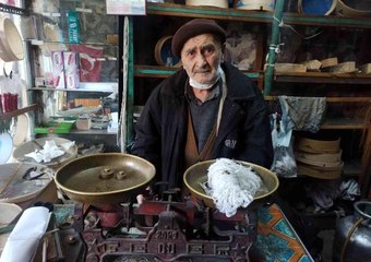 Bakkal dükkanında yarım asırdır kefeli terazi kullanıyor