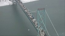 Les images du pont Ambassador bloqué par les camionneurs à la frontière entre le Canada et les États-Unis