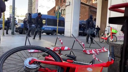 Milano, le raffiche di vento scoperchiano il tetto della stazione