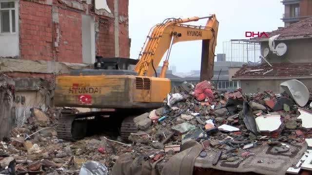 İSTANBUL-ÜSKÜDAR'DA İSTİNAT DUVARI ÇÖKTÜ; SOKAK TRAFİĞE KAPANDI
