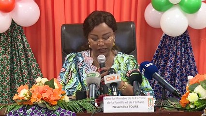 Journée Internationale de la Femme : la ministre Nassénéba Touré présente le pagne et les innovations 2022