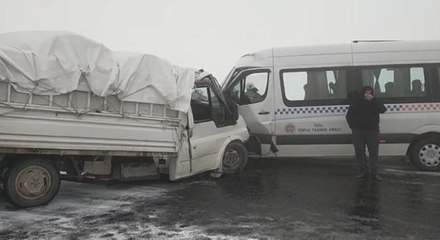 MALATYA'DA YOLCU MİNİBÜSÜ İLE KAMYONET ÇARPIŞTI 9 YARALI