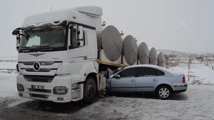Son dakika gündem: Tır ile otomobilin çarpıştığı kazada 2 kişi yaralandı
