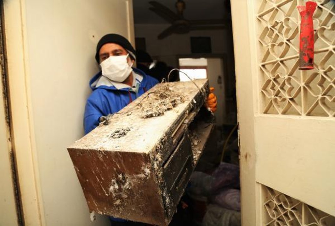 Son dakika haber: KOMŞULAR İHBAR ETTİ, EVDEN 2 KAMYON ÇÖP ÇIKTI