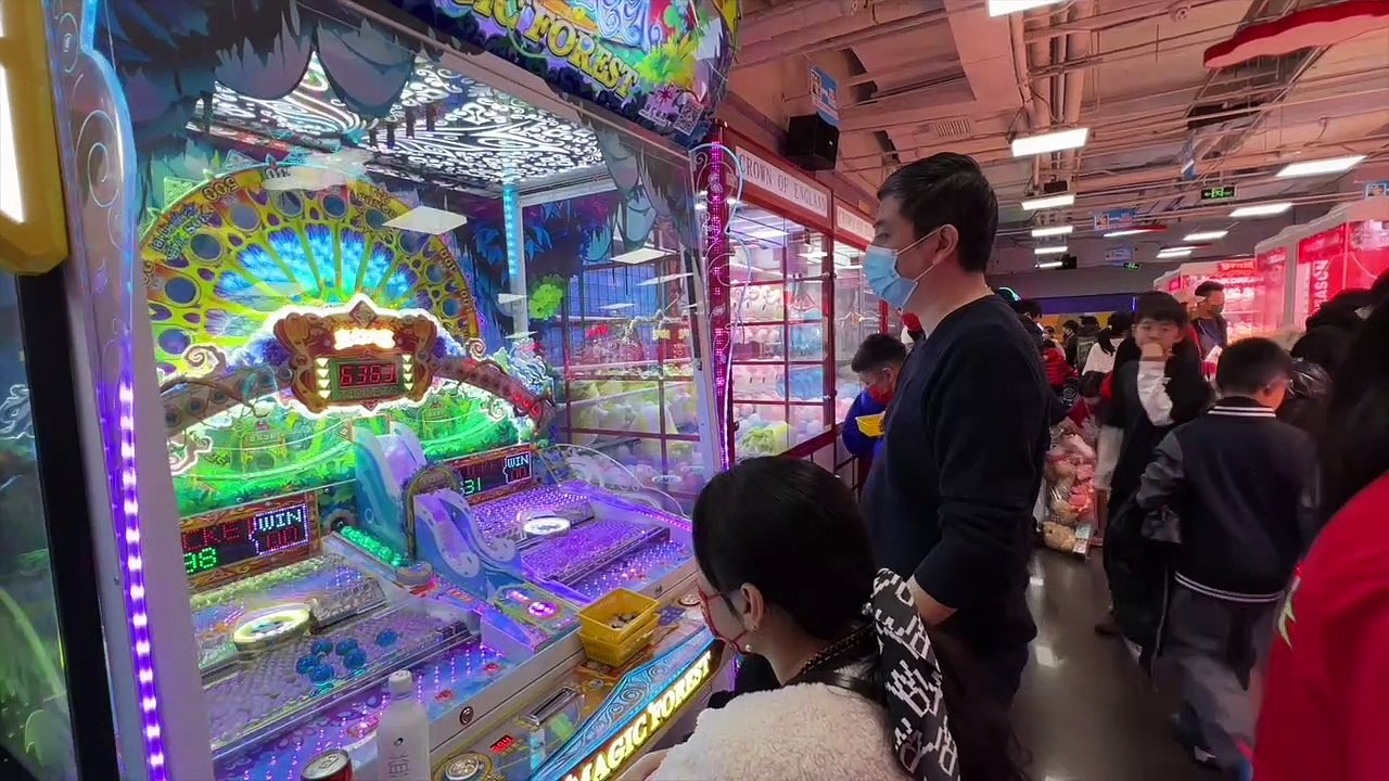 Marionnettes, massage et jeux vidéo : on est allé au centre commercial, à Pékin