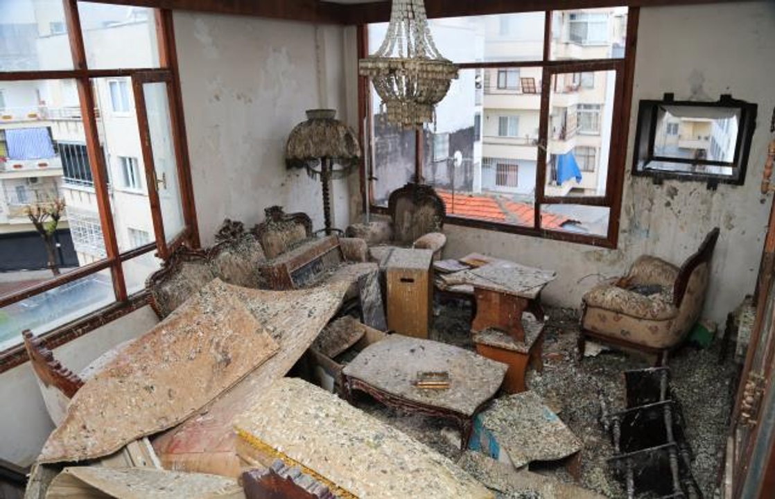 Bir evden 2 kamyon çöp çıkarıldı