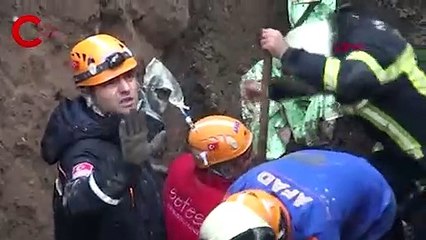 Yol çöktü: Göçük altında kalan işçi 2,5 saatte kurtarıldı