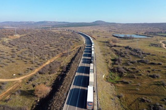 Bulgaristan tarafının yetersiz kalması Hamzabeyli Sınır Kapısı'nda tır kuyruğuna neden oldu