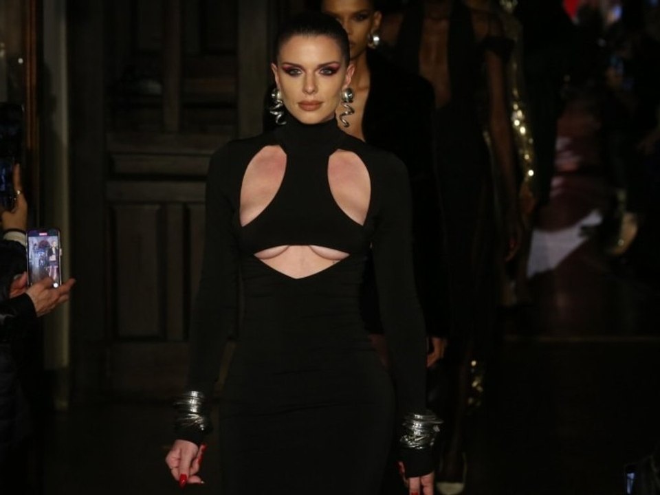 Julia Fox sorgt auf der New York Fashion Week für Aufsehen