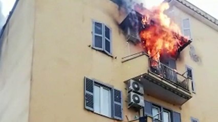 Roma, incendio in casa a Tor Sapienza: le fiamme avvolgono l'appartamento