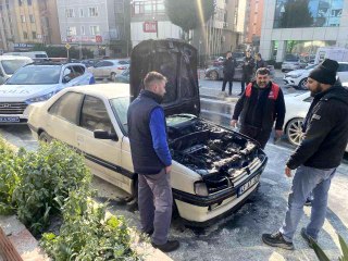 Son dakika haber | Ataşehir'de yanan araca, yangın tüpü ve su kovasıyla müdahale kamerada