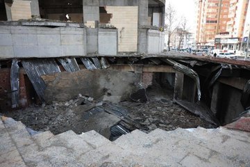 GAZİANTEP'TE ATIL KALAN 11 KATLI OTELİN OTOPARKI ÇÖKTÜ