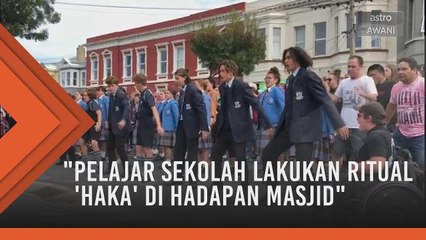 Pelajar sekolah lakukan ritual Haka di hadapan masjid
