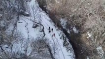Koramaz Vadisi'nde ziyaretçiler, karlı havada yürüyüşün tadını çıkarıyor