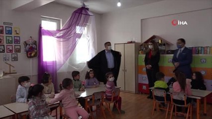 Kaymakam Mehmetbeyoğlu'ndan öğrencilere boyama kitabı