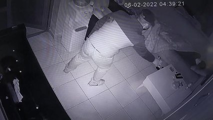 OTOPARK GÖREVLİSİ UYURKEN SİGARASINDAN ALIP, 500 LİRA ÇALDI